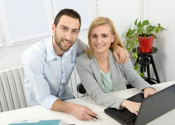 Atraktivní muž a žena podnikání pomocí přenosného počítače — Stock fotografie