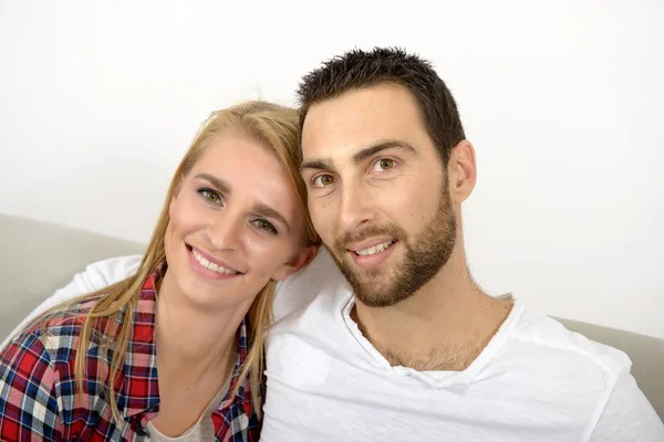 Porträtt av lyckliga unga par — Stockfoto