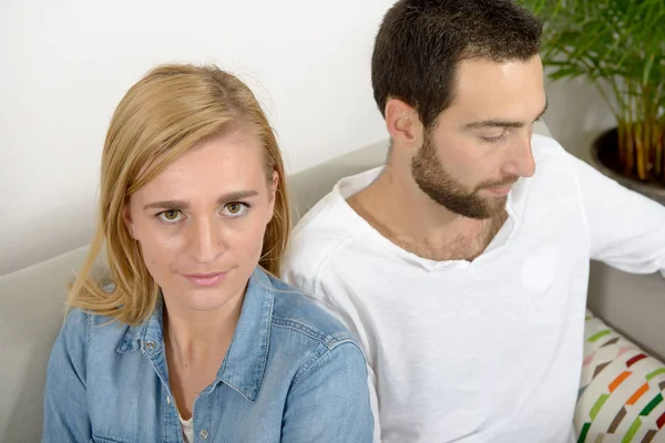 Infeliz jovem casal com problemas — Fotografia de Stock