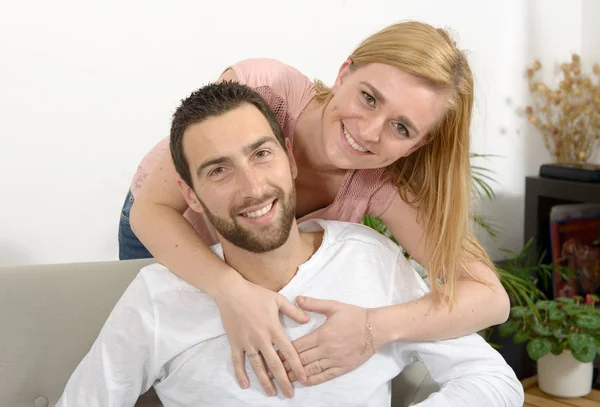 Retrato de feliz jovem casal — Fotografia de Stock