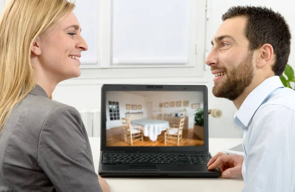 Young couple shopping online at home — Stock Photo, Image