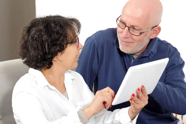 Portrait of a happy senior couple using tablet digital — Stock Photo, Image