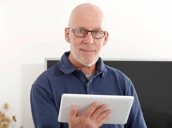 Mature man using a tablet — Stock Photo, Image