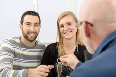 genç bir çift bir ev satın alır.