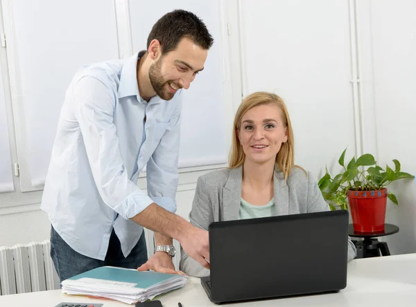 Aantrekkelijke man en vrouw bedrijf met behulp van laptopcomputer — Stockfoto