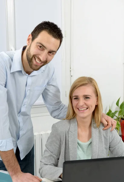 Aantrekkelijke man en vrouw business op kantoor — Stockfoto