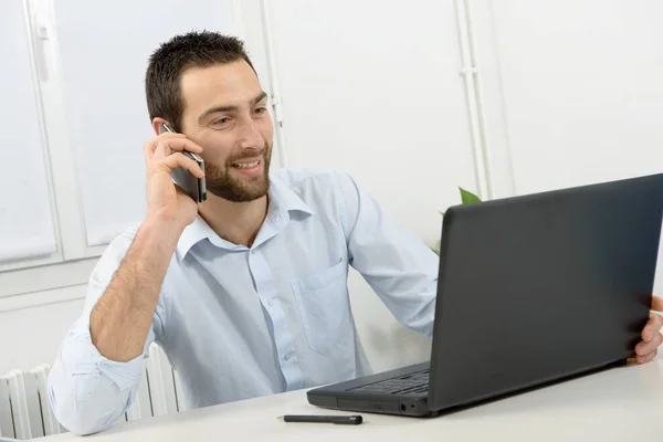 Portret van een jonge zakenman in zijn kantoor — Stockfoto