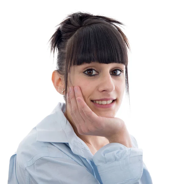 Portret van een lachende jonge brunette vrouw op wit — Stockfoto