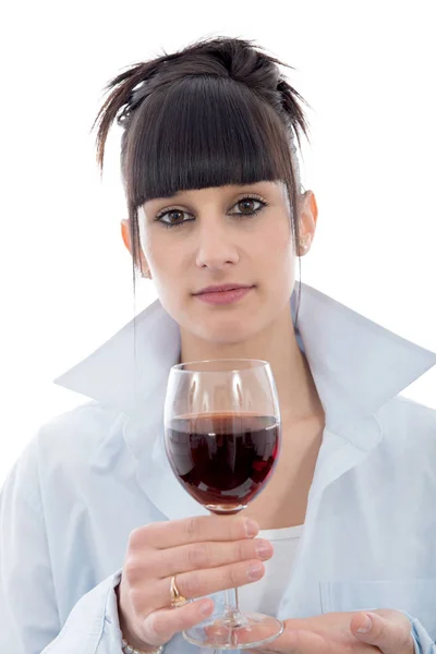 Giovane donna beve un bicchiere di vino rosso, su bianco — Foto Stock