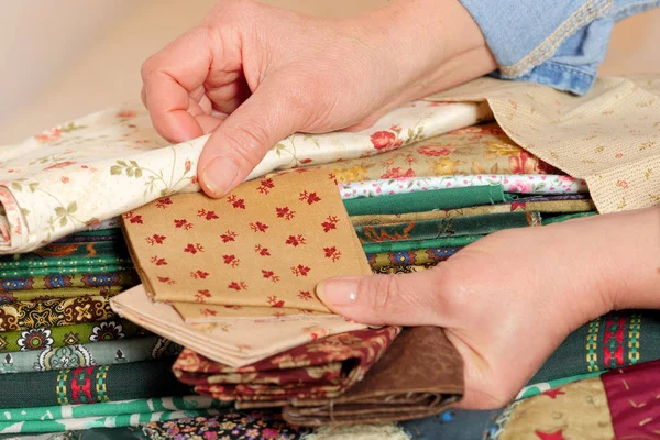 Close-up van de handen van een naaister — Stockfoto