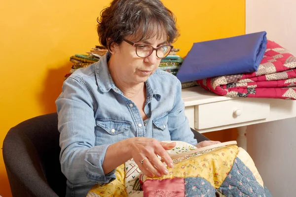 Γυναίκα ράψιμο για φινίρισμα ένα πάπλωμα. — Φωτογραφία Αρχείου
