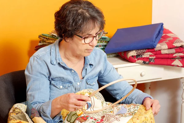 Woman sewing for finish a quilt. — Stock Photo, Image