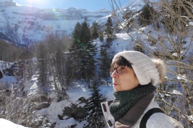 Kışın olgun bir kadın portresi