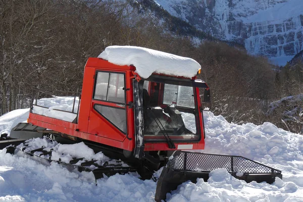 Snowcat kar Temizleme, hazırlık kayak rotalar için makine — Stok fotoğraf