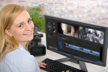 genç kadın Tasarımcısı video düzenleme için bilgisayar kullanarak