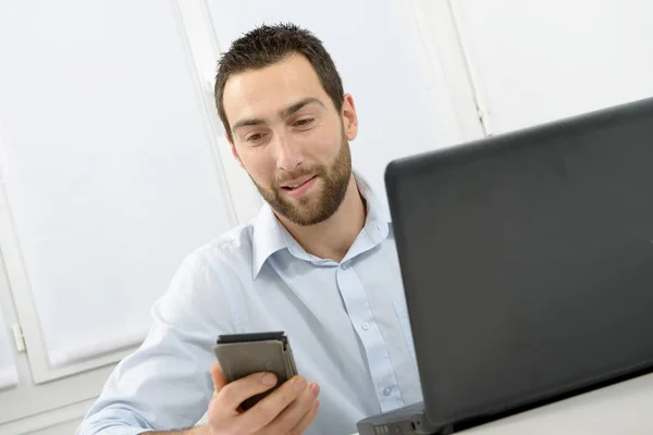 Porträt eines jungen Geschäftsmannes in seinem Büro — Stockfoto