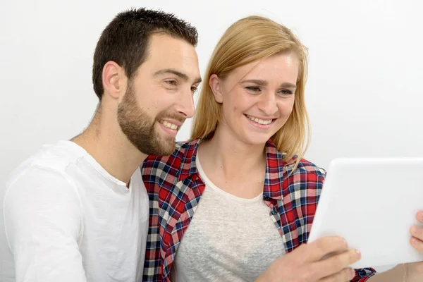 Dijital tablet kullanan mutlu genç çift — Stok fotoğraf