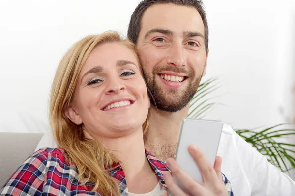 Portrait of happy young couple with phone — Stock Photo, Image