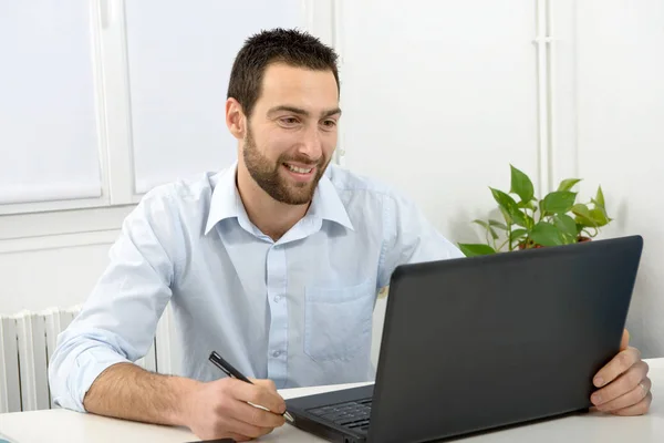 Portret van een jonge zakenman in zijn kantoor — Stockfoto