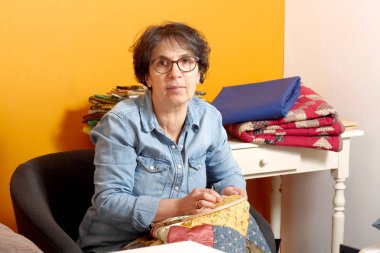 bitirmek için bir yorgan dikiş kadın.