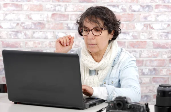 Középkorú nő használ laptop portréja — Stock Fotó