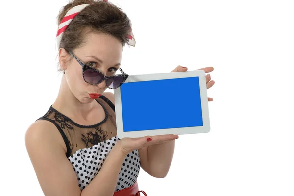Piękna kobieta w stylu retro, trzymając tablet — Zdjęcie stockowe