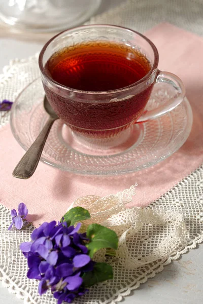 Cup of tea with violets — Stock Photo, Image