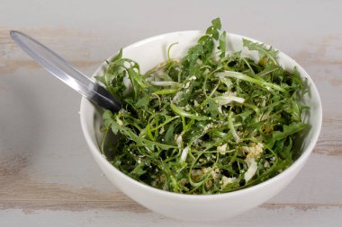 Bir kapta taze karahindiba yakın bırakır