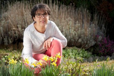 esmer Olgun kadın onun bahçesinde bulunan nergis