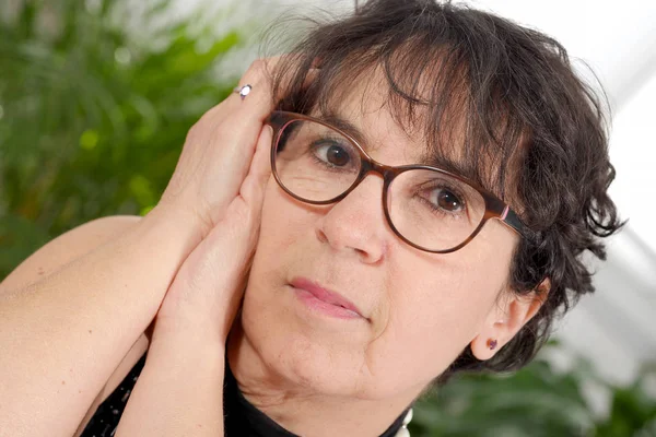 Retrato de mujer madura morena con gafas — Foto de Stock