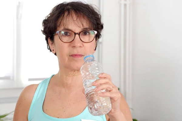 美丽健身成熟女人与水的瓶子 — 图库照片