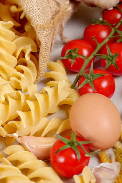 Massas com ovos e tomates cereja — Fotografia de Stock