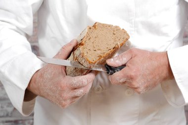 Ahşap masa üzerinde taze ekmek ile Baker el