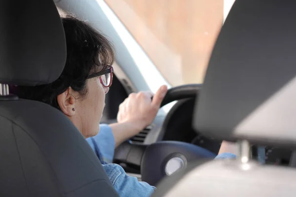 Morena mujer madura conduciendo coche — Foto de Stock