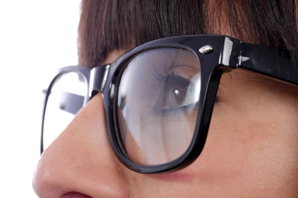 Primer plano de un ojo de mujer con gafas negras —  Fotos de Stock