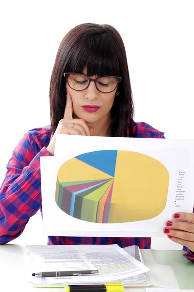 Retrato de uma mulher de negócios que procura resultados de volume de negócios de vendas — Fotografia de Stock