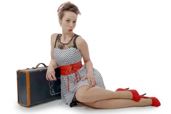 Hermosa mujer en estilo retro con maleta — Foto de Stock