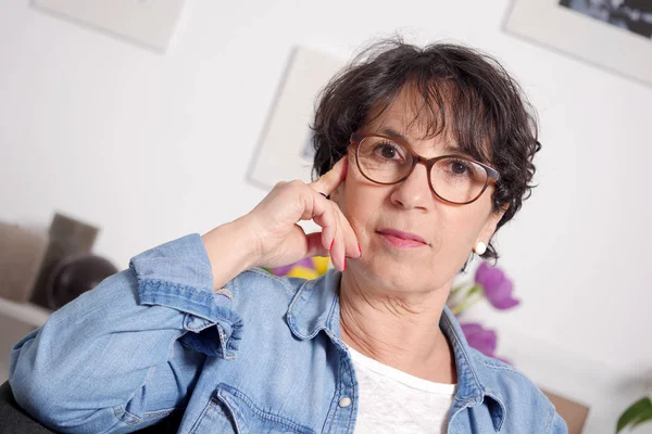 Retrato de mujer madura morena con gafas — Foto de Stock