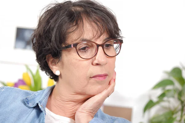 Portret van brunette rijpe vrouw met een bril — Stockfoto