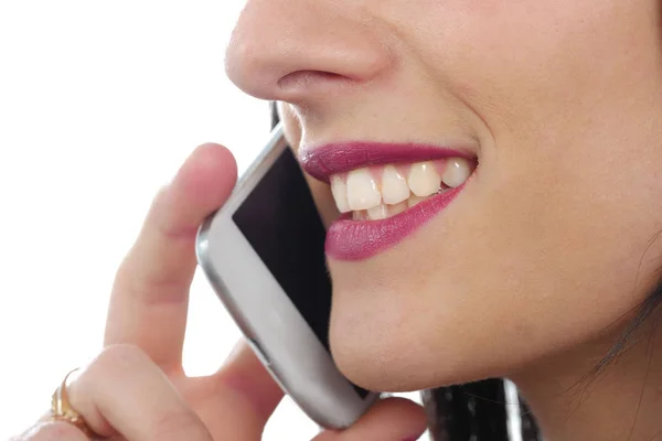 Zbliżenie na młoda atrakcyjna kobieta rozmawia przez telefon — Zdjęcie stockowe