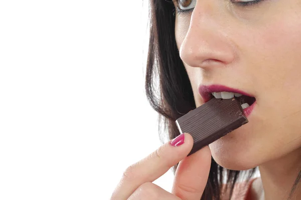 Close-up de mulher comendo chocolate — Fotografia de Stock