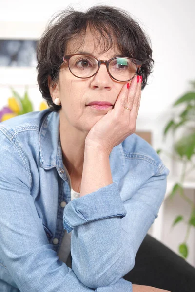 Portrait of brunette mature woman with glasses — Stock Photo, Image