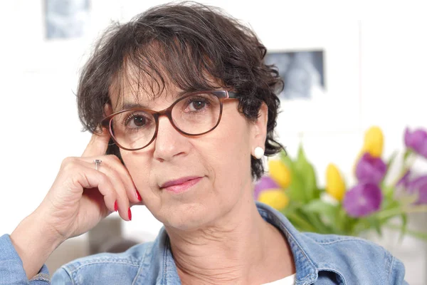 Retrato de mujer madura morena con gafas — Foto de Stock