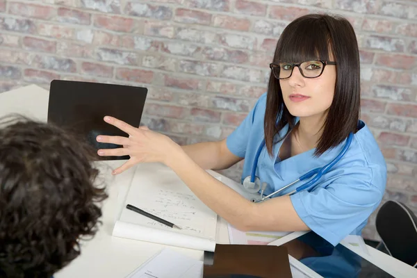 Doctor explaining x-ray results to patient — Stock Photo, Image