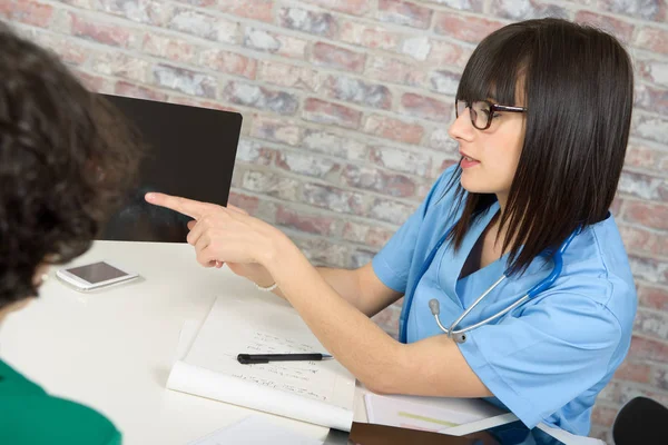 Médecin expliquant les résultats des rayons X au patient — Photo