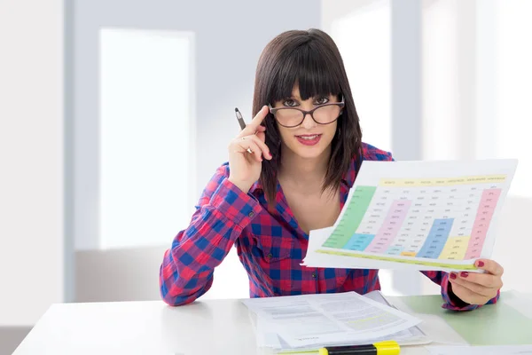 Retrato de una mujer de negocios que busca resultados de ventas — Foto de Stock