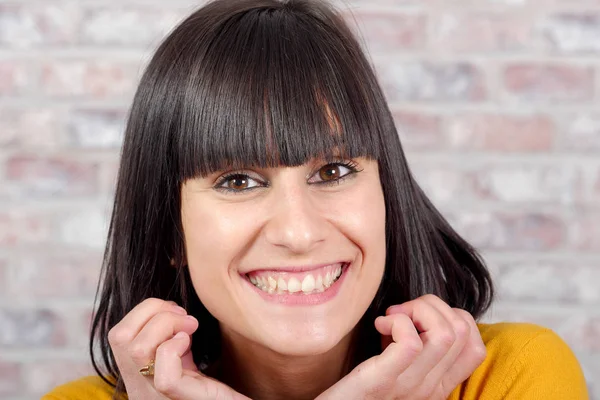 Hermoso retrato de mujer morena casual — Foto de Stock