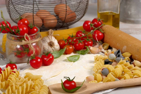 Pastas con huevos y tomates cherry — Foto de Stock