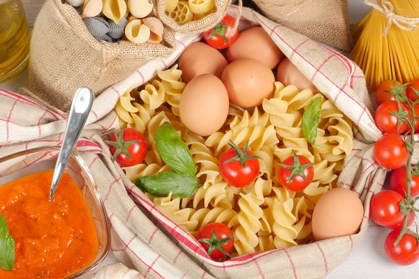 Pastas with eggs and cherry tomatoes — Stock Photo, Image