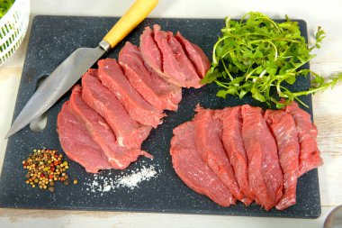 salata ile ham sığır eti dilim